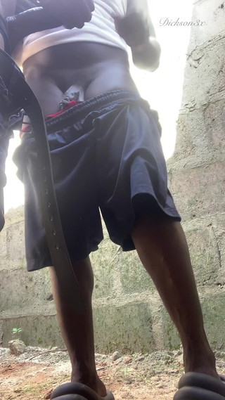 Dickass3x: 在他与鸡巴斗争时，在一座无法完成的建筑中粉碎那个大屁股