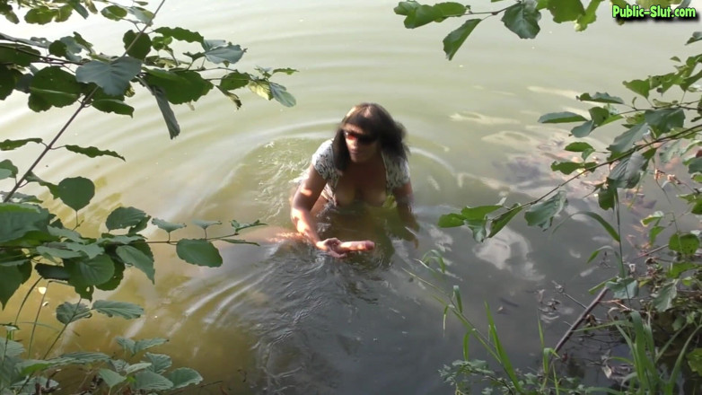 Cumdrinking Wife: Banho de xixi e porra no lago