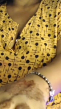 Schwangere frau spielt mit möpsen und dickem bauch.
