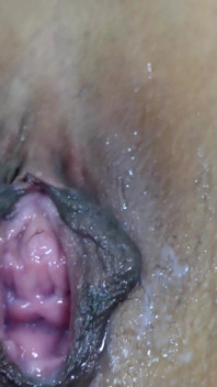 Dildo uriaș care se fute într-o ținută excitată