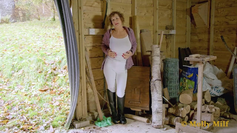Molly MILF: La calda matura molly miLF nel suo stretto sexy jodhpurs