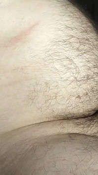 Nesestříhaná baculatá gay masturbuje a stříká