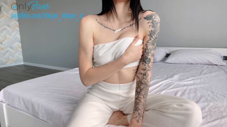 Stasya Pollna: Ukraine girl stroking pussy
