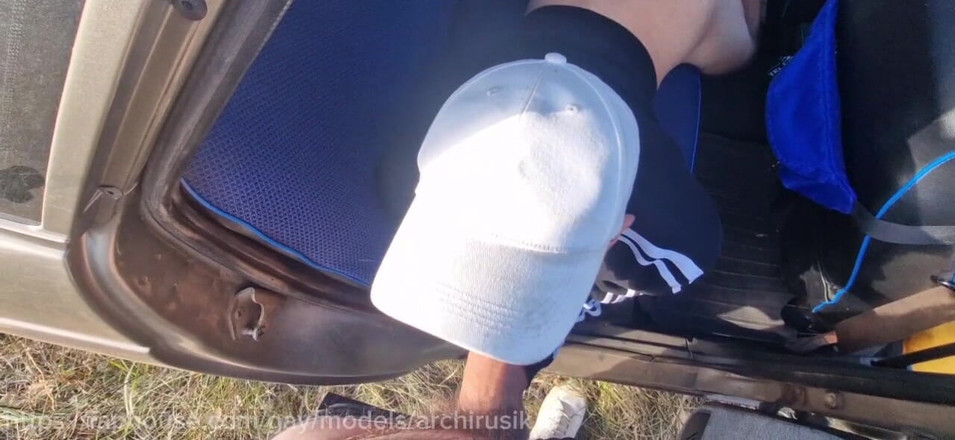 ArchiRusik: 一个陌生人爬上我的车，从我的鸡巴上抽搐，在高速公路上当众操我