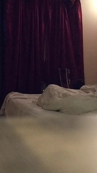 Cam2_ enfile un préservatif et chevauche une grosse bite en faisant du dirty talk