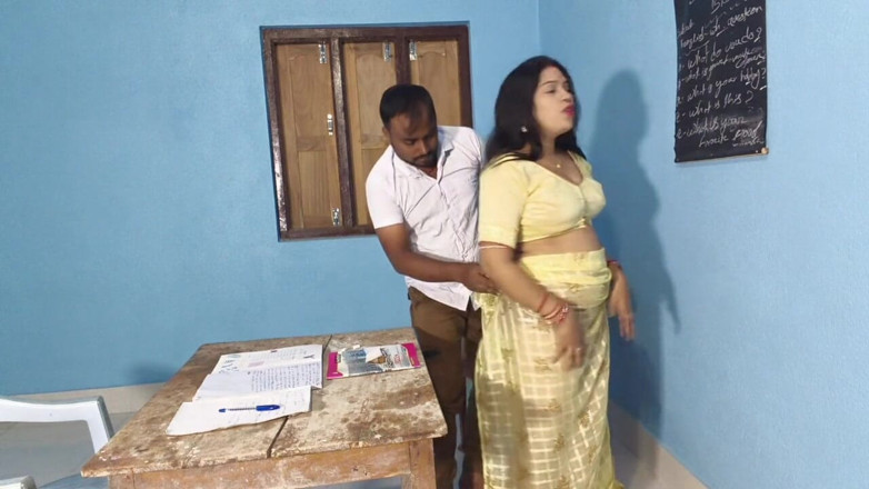 Sona bhabhi: 性感的英国老师夫人在教室里和她的学生裸体浪漫 第-1部分