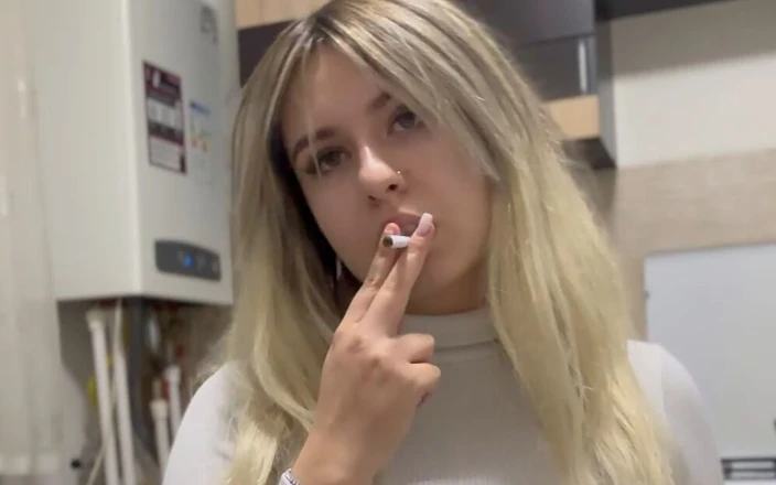 NipsAndStrips: 19 anos latina fumando