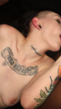 Monica Raye et Tiffany Nacke font un gangbang