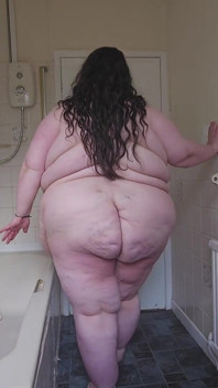 Diosa se desnuda en el baño y la pasarela