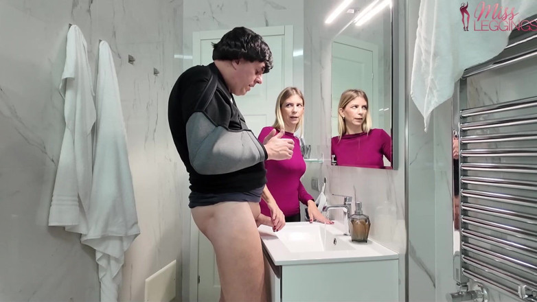 MissLeggings: 조카가 화장실에 같이 가자고 고집하는 것에 짜증이 난 이모는 팔이 부러졌다는 핑계로 그를 자위해야 한다