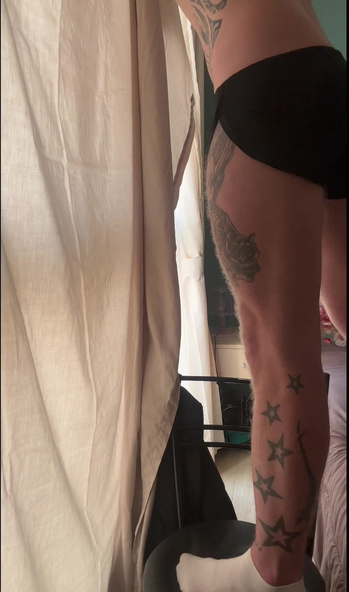 Bzik23: Dick si sundal sportovní nylonové kraťasy.