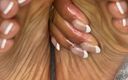 Pink Foxx: Milf wrijft olie over haar Franse pedicurevoeten