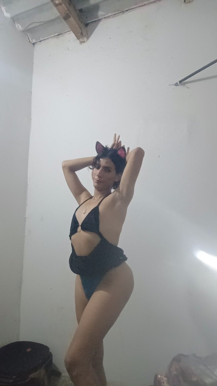 Femboy from Colombia: 검은색으로 춤을 추는 소녀
