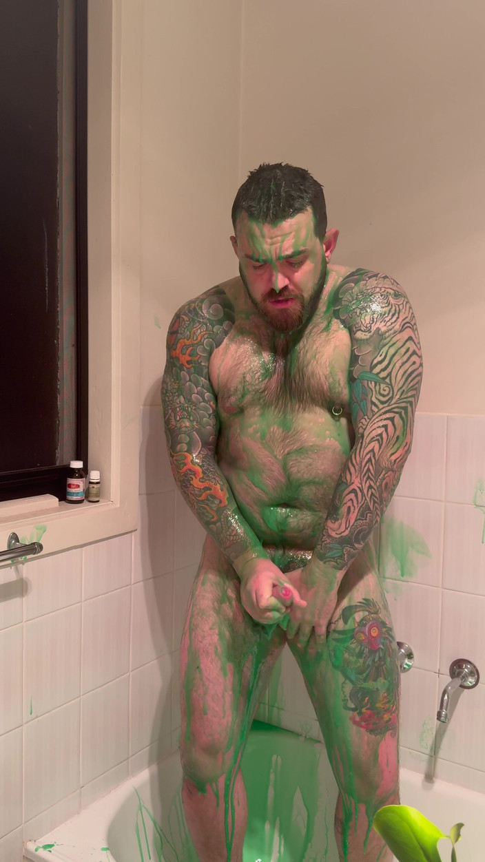 Keller Wolfe: Gấu mũm mĩm che mình trong chất nhờn và sục...