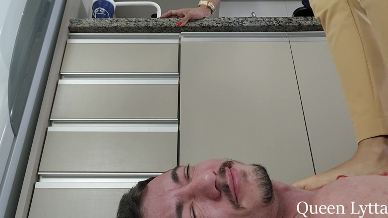 Queen Lytta ballbusting and cum lick: Drottning Lytta - sexigt ansikte busting avsnitt 4 sparkar och trampar eftersom...