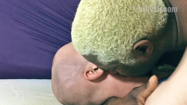 Philly Sir Videos: Su richiesta: baciare Logan