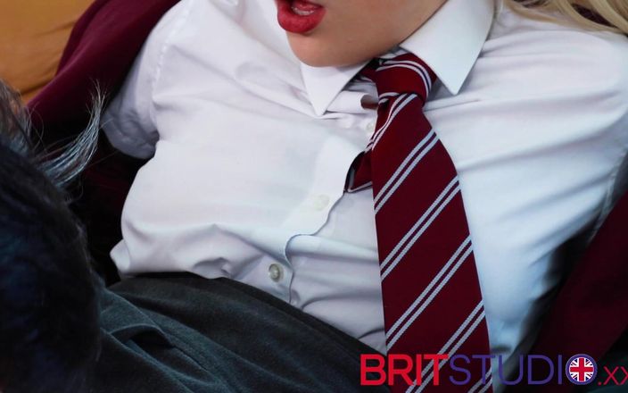 Brit Studio: Adolescente consigue su coño comido y chupa polla