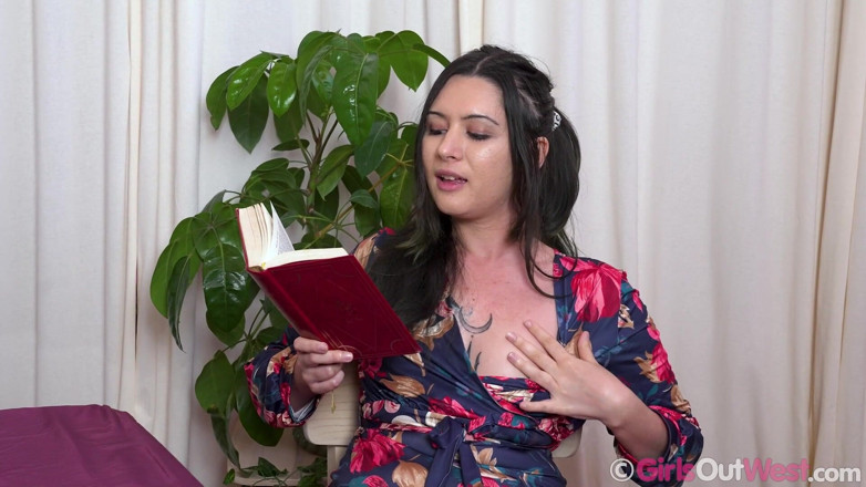 Girls Out West: Ciemnowłosa loszka wyciąga majtki na bok i dotyka jej mokrej...