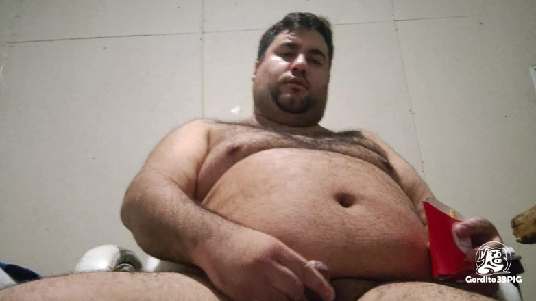 Gordito33PIG: Mangiare, ruttare e masturbarsi