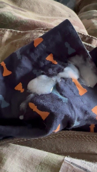 Gay Soldier Stuff: Arméspecialist rycker av en tjock krämig sats efter en vecka...