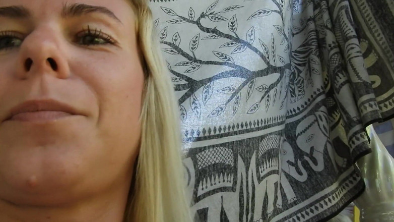 MissAnja_FH: Rápido meu xixi mais forte na escada