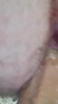 用假阳具特写肛交，包括吮吸和流口水，屁股到嘴巴和射液。