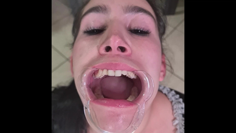 domslutfucker: Французька покоївка намагається проковтнути власну сечу через рестлор для губ