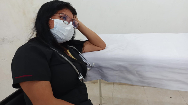 NEGRITA SEXY: Doktor zmysłowo obmacuje żołnierza w gabinecie lekarskim podczas konsultacji