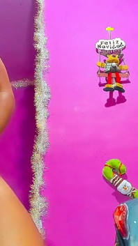 Göt deliğimin derinliklerinde daha büyük dildo beni azdırıyor ve anal yumruk sokuyor