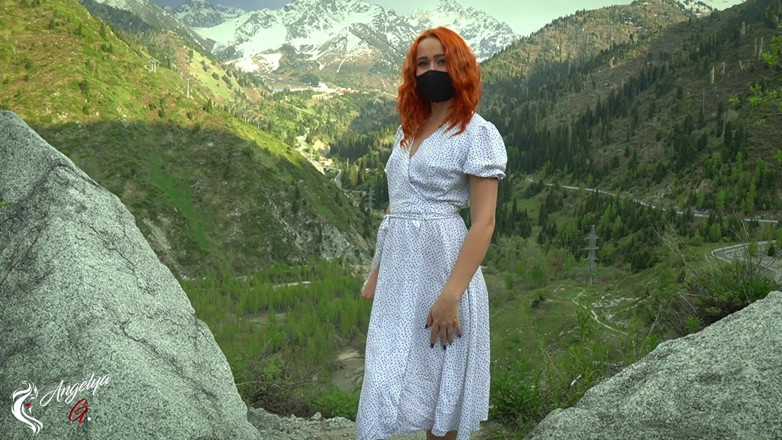 AnGelya G: Sexy mädchen in einem kleid beschloss, spaß auf dem hintergrund...