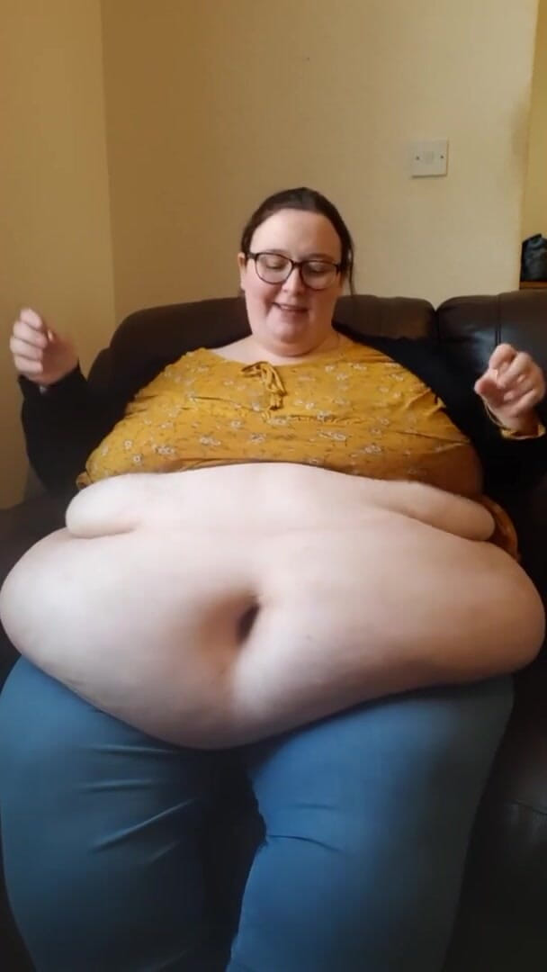 SSBBWLadyBrads: お腹を出してケーキを食べるSSBBW