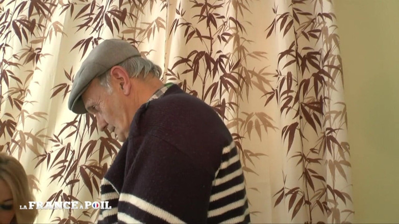 Papy Viewer: Une blonde voluptueuse se tape un vieux pervers excité