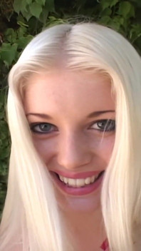 Charlotte Stokely: En ung blond sexgudinna som av två stora