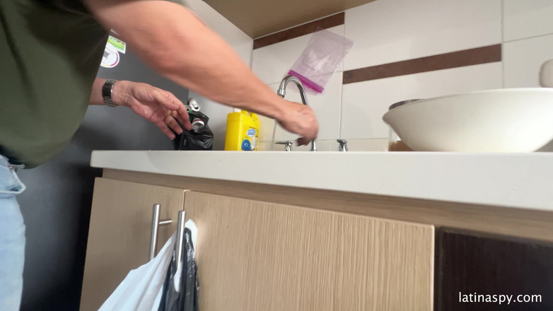 Latinaspy: 大屁股女仆打扫干净，然后给她的老板撸管 第2部分