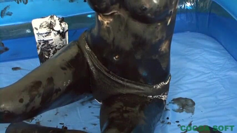 Cocoa Soft: Garota asiática pintada de preto se masturba com um vibrador...