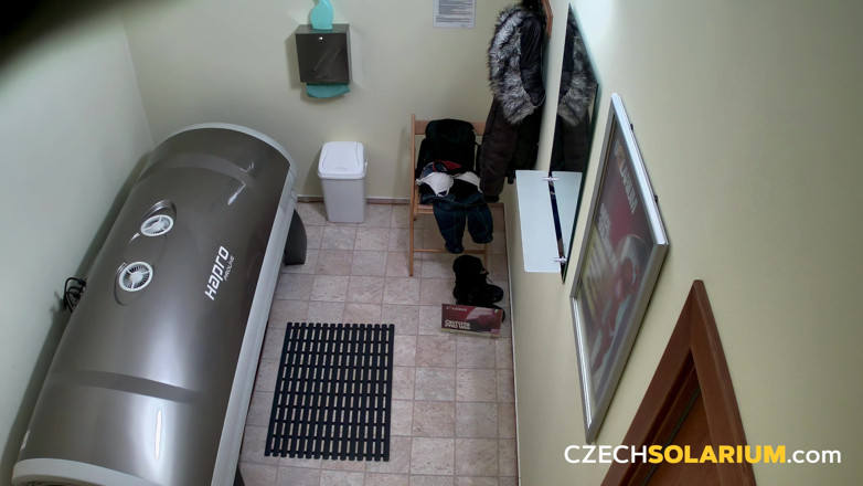 Czech Solarium: Solar ceh 156: bruneta adoră spectacolul ei privat cu solar
