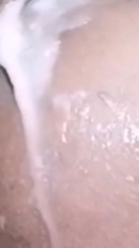 Care dintre aceste două surori vitrege are clitorisul cel mai umflat și se scurge bucăți de spermă fermentat vechi?