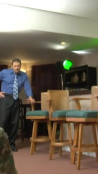 Dos putas satisfechas por dos pollas largas detrás de escena