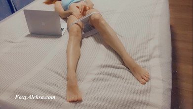 FoxyAleksa: Awek kecil molek orgasme semasa menonton lucah