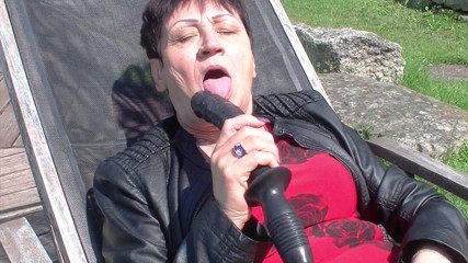 Solo Sex: Nenek menikmati dildo di taman