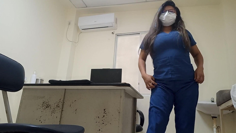 Martin13: 排他的！！ホットな看護師は職場のオフィスで自慰をする。このビッチは唯一無二だ