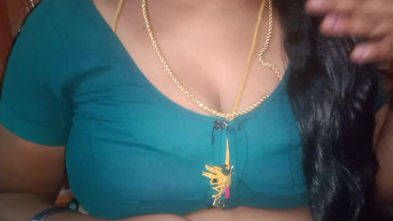 Vaishnavi vaishu: 泰米尔阿姨在她独处时挤压她的乳房，无法控制她的情绪。