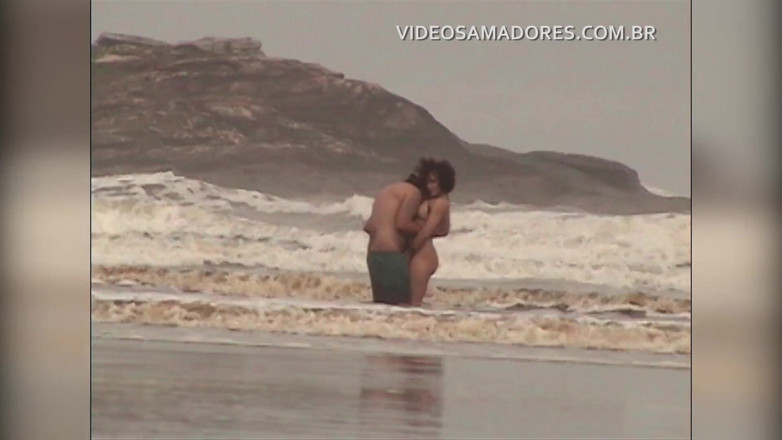 Amateurs videos: Schamloses paar hat sex im flachen meer