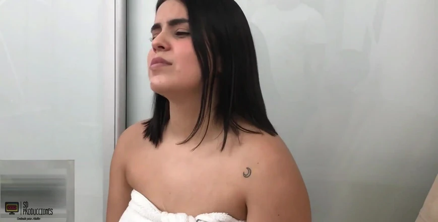 MelanieCaceres: Ma demi-sœur me montre comment baiser - puis me supplie de...