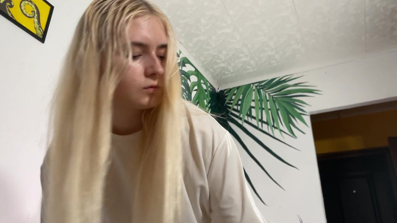 LoveHomePorn: Novia rubia dándome una buena mamada antes de ir a...