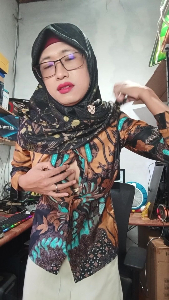 Mitha Zhe: Grandi tette hijab trans si masturba fino a quando non...