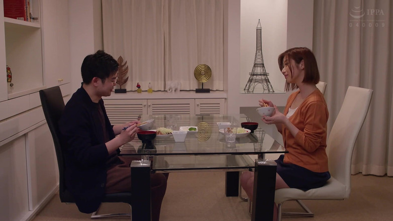 Eagle-Special: Чутлива дружина спокусилася трахнути молодого чоловіка, поки її волохата пизда стає все вологою і вологою