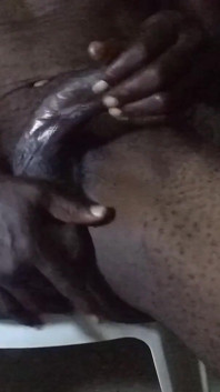 Londiq exhibe sa longue bite, se masturbe et jouit