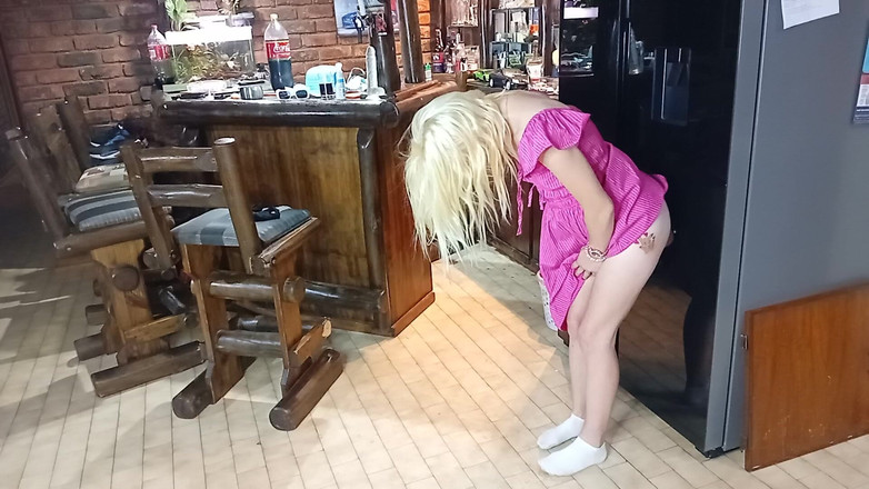 18blondteen: Šukání ledničky, zatímco můj přítel se dívá