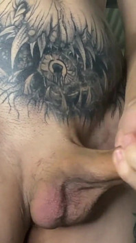 Flaco chico tatuado corre cargas
